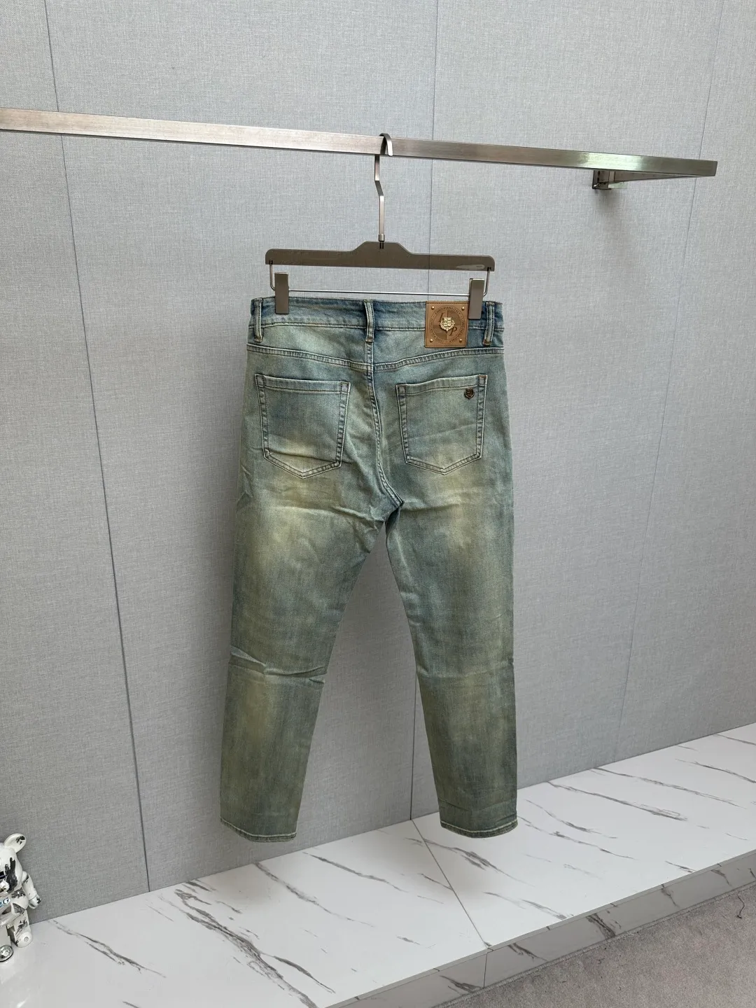 Available at the official website counter at the same time, the Original is a very stylish pair of jeans, with customized original washed denim fabric, unique design, top-notch printing technology letter pattern logo, original hardware accessories decoration, an extremely outstanding pair of jeans, the materials and craftsmanship are extremely luxurious and exquisite, extremely high-grade, handsome and stylish upper body, recommended 👍, Sizes: 29-38